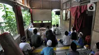 Santri belajar kitab kuning di bangunan nonpermanen Pesantren Ismun Karim, Citaringgul, Babakan Madang, Bogor, Jawa Barat, Senin (8/3/2021). Pesantren asuhan Ustaz Yusuf Sudjana yang berdiri tiga tahun lalu. (merdeka.com/Arie Basuki)