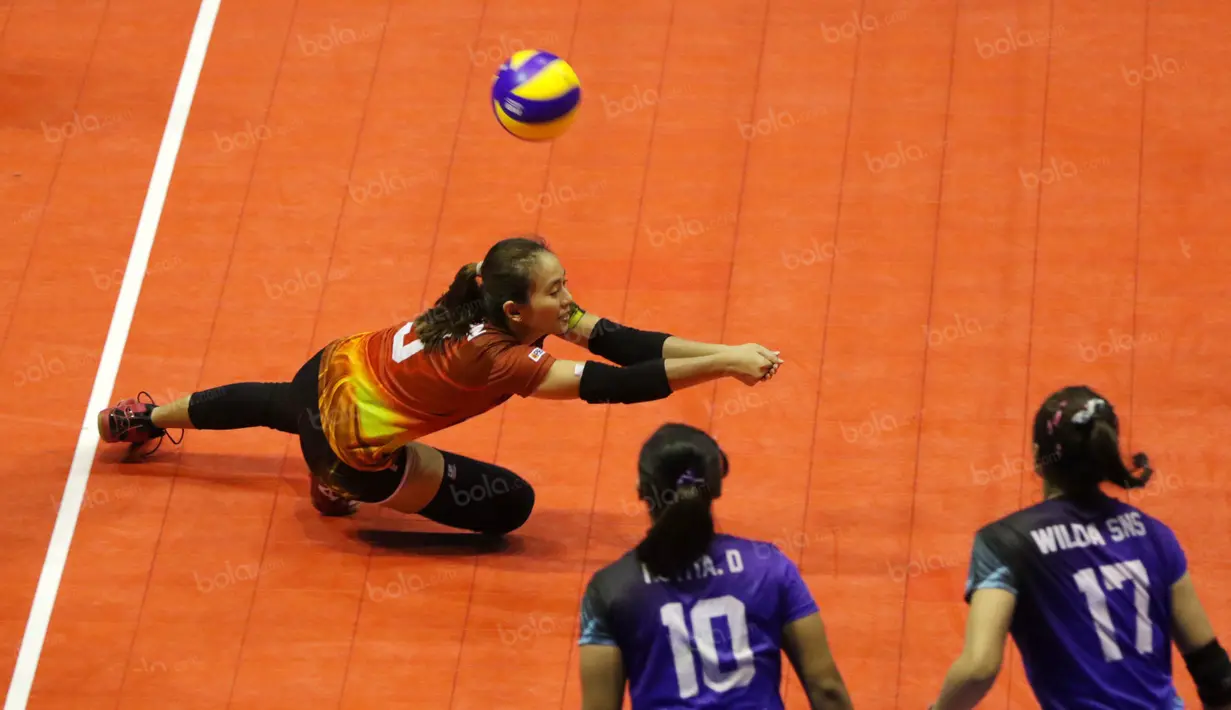 Pemain Jakarta Elektrik PLN, Berlian Marsheila, terjatuh saat mengembalikan bola pada lanjutan Proliga 2016 di Hall Basket Gelora Bung Karno, Senayan, Jakarta, Sabtu (2/4/2016). (Bola.com/Nicklas Hanoatubun)