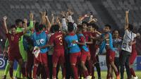 Para pemain Timnas Indonesia merayakan kemenangan atas UEA pada laga AFC U-19 Championship di SUGBK, Jakarta, Selasa (24/10). Indonesia menang 1-0 atas UEA. (Bola.com/Vitalis Yogi Trisna)