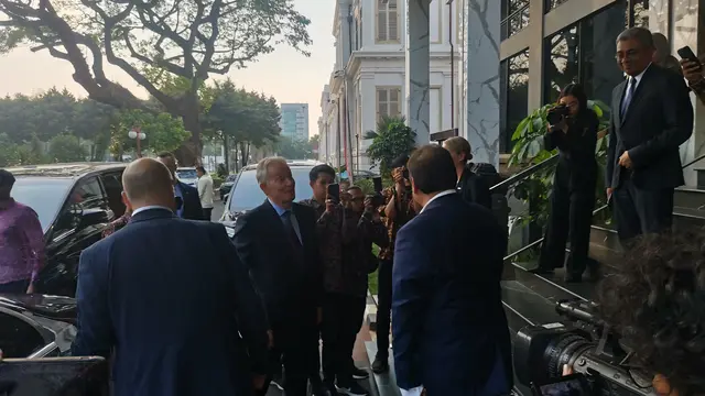 Menko Perekonomian Airlangga Hartarto menerima Kunjungan Mantan PM Britania Raya Tony Blair. Menko Airlangga bercerita mengenai transformasi ekonomi Indonesia. (Sulaeman/Merdeka.com)