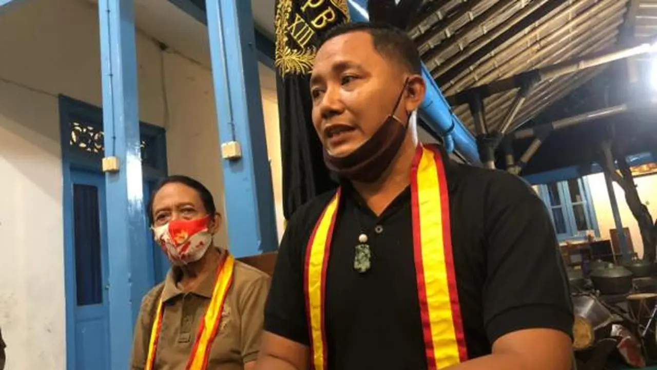 GKR Rumbai dan Gusti Moeng bisa keluar dari Keraton Solo, Sabtu (13/2/2021) siang. (Solopos-Ichsan Kholif Rahman)