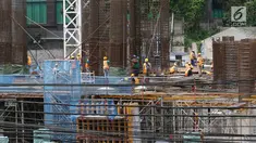 Pekerja membangun konstruksi bangunan bertingkat di Jakarta, Jumat (18/1). Dirjen Perdagangan Luar Negeri Kemendag Oke Nurwan mengatakan pemerintah akan membatasi baja impor yang masuk ke Indonesia. (Liputan6.com/Immanuel Antonius)