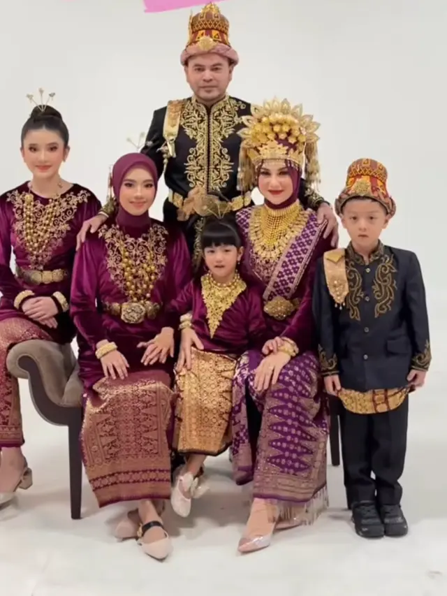 Irish Bella Melakukan foto keluarga dengan dua busana menarik. [ @_irishbella_]