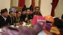 Perwakilan pemangku adat menyampaikan aspirasinya kepada Presiden Jokowi usai pencanangan pengakuan Hutan Adat di Istana Negara, Jakarta, Jumat (30/12). Jokowi memberikan surat pengakuan hutan adat kepada para pemangku adat. (Liputan6.com/Faizal Fanani)