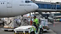 Indonesia kembali menerima kedatangan vaksin COVID-19 AstraZeneca sebanyak 500.000 dosis yang merupakan donasi dari Australia di Bandara Soekarno-Hatta, Tangeran, Kamis (2/9/2021). (Dok Amiriyandi/InfoPublik/Kementerian Komunikasi dan Informatika RI)