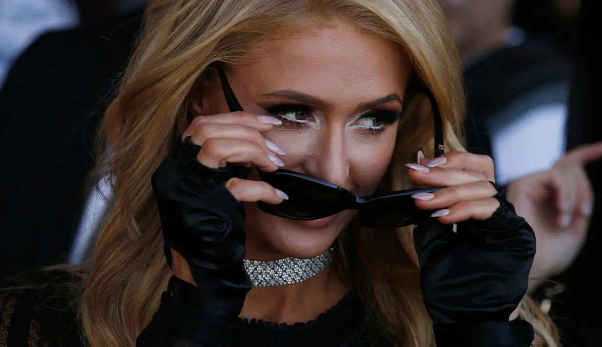 Aktris Paris Hilton membuka kacamata hitamnya saat tiba di Arco Norte Store di Mexico City, (8/11). Kehadiran Paris Hilton di Meksiko untuk mempromosikan sepatu terbarunya. (AP Photo / Marco Ugarte)