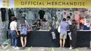 Pengunjung melihat stand merchandise di We The Fest 2016 yang digelar di Parkir Timur Senayan, Jakarta, Sabtu (13/8). We The Fest 2016 digelar selama dua hari, 13-14 Agustus 2016. (Liputan6.com/Herman Zakharia)