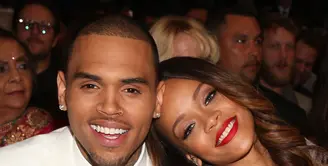 Rihanna menjelaskan keputusan kontroversialnya untuk kembali bersama dengan Chris Brown pada tahun 2012, tiga tahun setelah pertengkaran mereka yang membuat wajahnya berdarah. (AFP/Bintang.com)