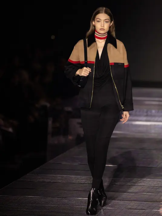 Model Gigi Hadid memeragakan busana koleksi Burberry dalam London Fashion Week 2020 di London, Inggris, Senin (17/2/2020). London Fashion Week 2020 berlangsung pada tanggal 14 hingga 18 Februari. (Photo by Vianney Le Caer/Invision/AP)