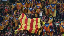 Para suporter Barcelona bergembira usai tim kesayangannya meraih trofi Copa del Rey di final piala Raja di Nou Camp, Spanyol (31/5/2015). Barcelona berhasil menaklukkan Bilbao dengan skor akhir 3-1. (Reuters/Gustau Nacarino)