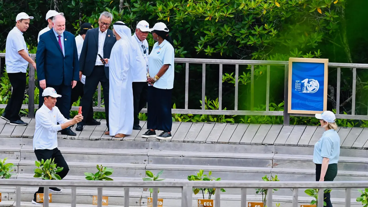 Momen Jokowi Mendadak Jadi Fotografer Delegasi World Water Forum Saat Kunjungi Tahura Bali, Menteri Basuki Pasang Wajah Serius