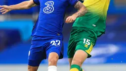 Gelandang Chelsea, Christian Pulisic berebut bola dengan pemain Norwich City, Timm Klose pada pertandingan lanjutan Liga Inggris di Stamford Bridge, London, Inggris (14/7/2020). Chelsea menang tipis 1-0 atas Norwich. (AP Photo/Adam Davy,Pool)
