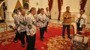 Mensesneg Pratikno (kanan) dan Mendikbud Anies Baswedan tampak menyambut kedatangan sejumlah pengurus PGRI di Istana Merdeka, Jakarta, Senin (6/5/2015). Pengurus PGRI datang untuk menemui Presiden Jokowi. (Liputan6.com/Faizal Fanani)