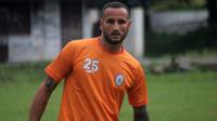 Calon pemain asing baru PSS, Alfonso De La Cruz, dalam sebuah sesi latihan. (Bola.com/Vincentius Atmaja)