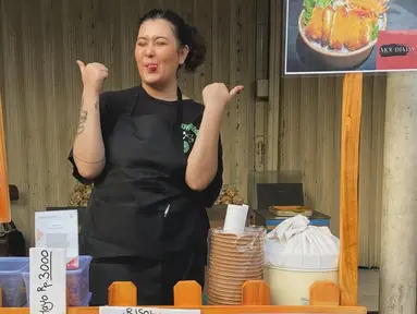 Terlihat di foto ini, Talitha Curtis tak hanya menjual risol, tetapi juga menjual rice bowl. Lewat keterangan unggahannya, artis FTV berusia 22 tahun ini ungkap jika ini merupakan perjalanan barunya. Tak hanya bisa dibeli secara offline, risol Talitha Curtis ini juga sudah tersedia di aplikasi ojek online. Dengan begitu, pembeli rumahnya jauh dari lokasi bisa membeli jajanan Talitha. (Liputan6.com/IG/@talithacurtis_)