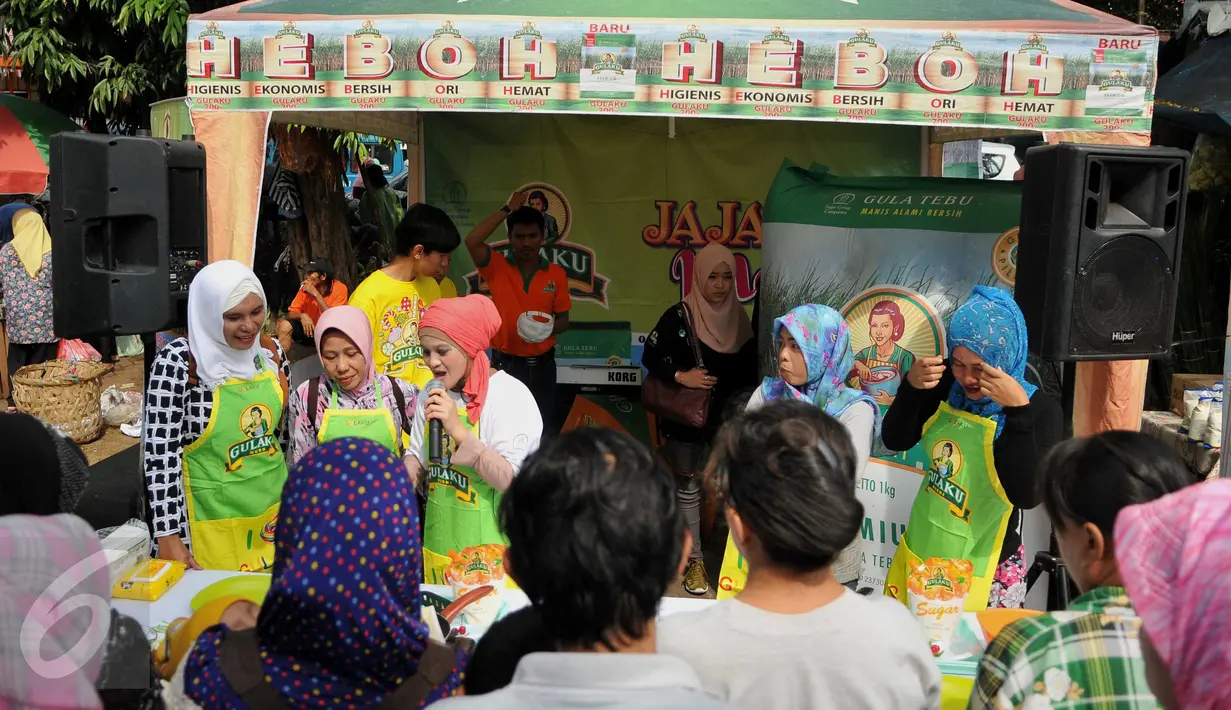 Juru masak sedang mendemonstrasikan membuat jajanan tradisional di Pasar Pondok Labu, Jakarta Selatan (10/09). Kegiatan bersama ibu-ibu PKK sebagai dukungan gerakan ayo kembali ke pasar tradisional. (Liputan6.com/Gempur M Surya). 