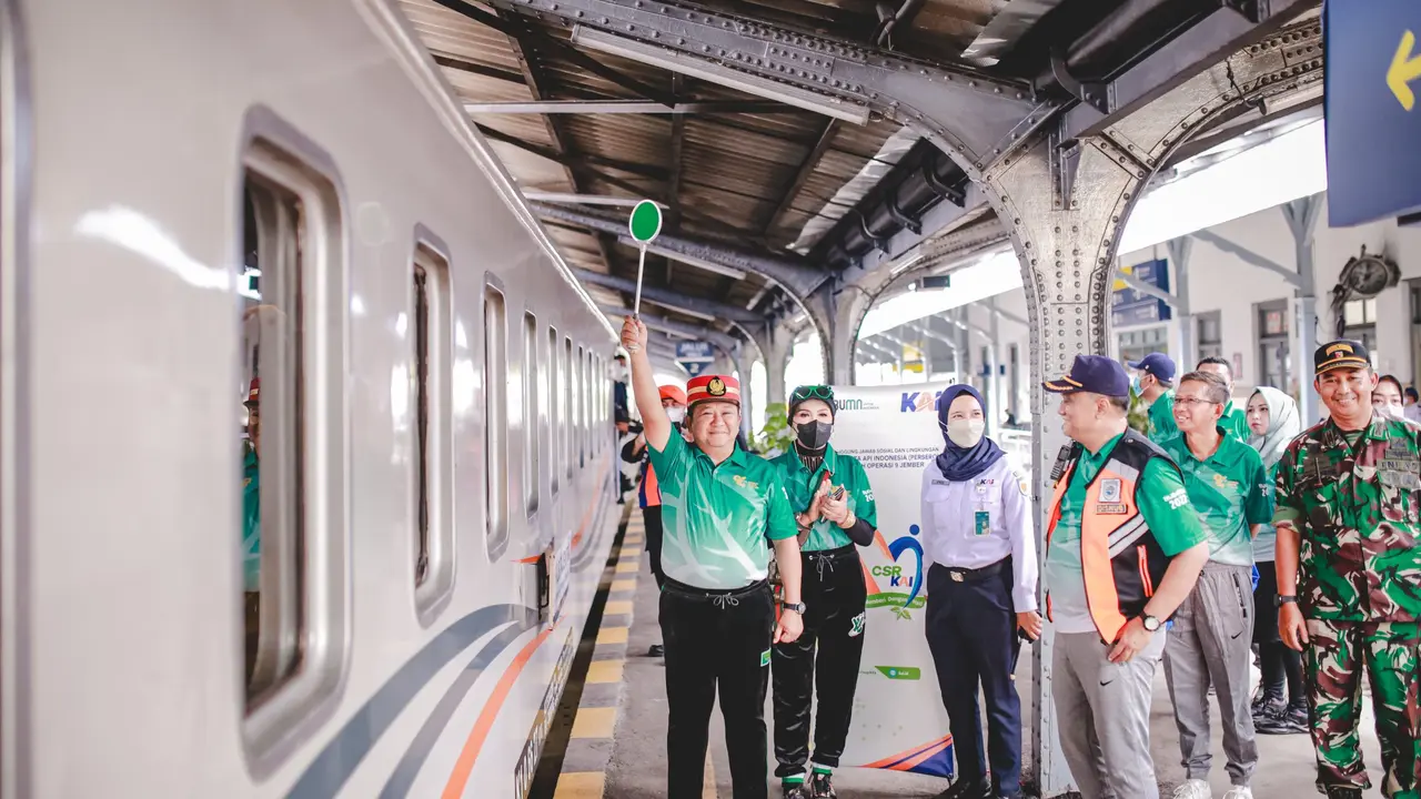 Bupati Jember Hendy Siswanto memberangkatkan peserta Tajamtra 2022 dengan menggunakan transportasi kereta api di Stasiun Jember (Istimewa)