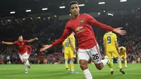 Striker Manchester United, Mason Greenwood, merayakan gol yang dicetaknya ke gawang Astana pada laga Europa League di Stadion Old Trafford, Manchester, Kamis (19/9). MU menang 1-0 atas Astana. (AFP/Oli Scarff)