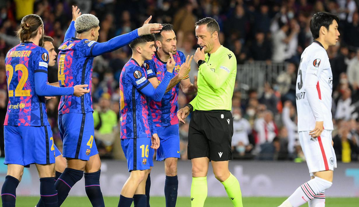 Barcelona sebagai tuan rumah secara mengejutkan harus tertinggal saat laga baru berjalan dua menit. Wasit Artur Soares Dias menunjuk titik putih usai Eric Garcia melanggar Jesper Lindstrom di kotak terlarang. (AFP/Lluis Gene)