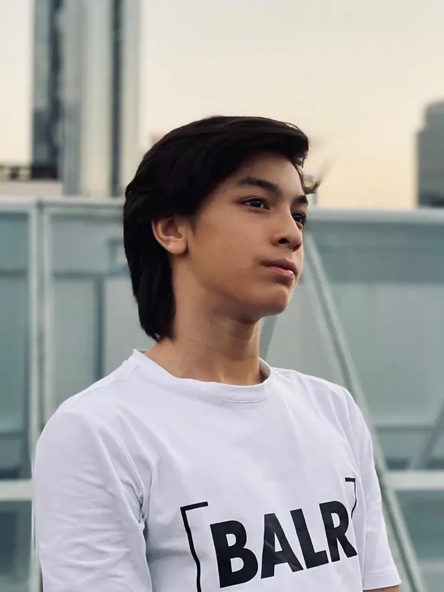 6 Potret Terbaru Eddie Meijer Anak Maudy Koesnaedi, Kini Tampil Gondrong