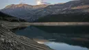 Danau buatan manusia yang memasok air ke hampir setengah populasi Yunani mencapai titik terendahnya dalam beberapa dekade terakhir. (Angelos TZORTZINIS / AFP)