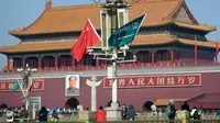 Bendera China dan Arab Saudi dikibarkan berdampingan di depan Lapangan Tiananmen, beijing (AFP/Wang Zhao)