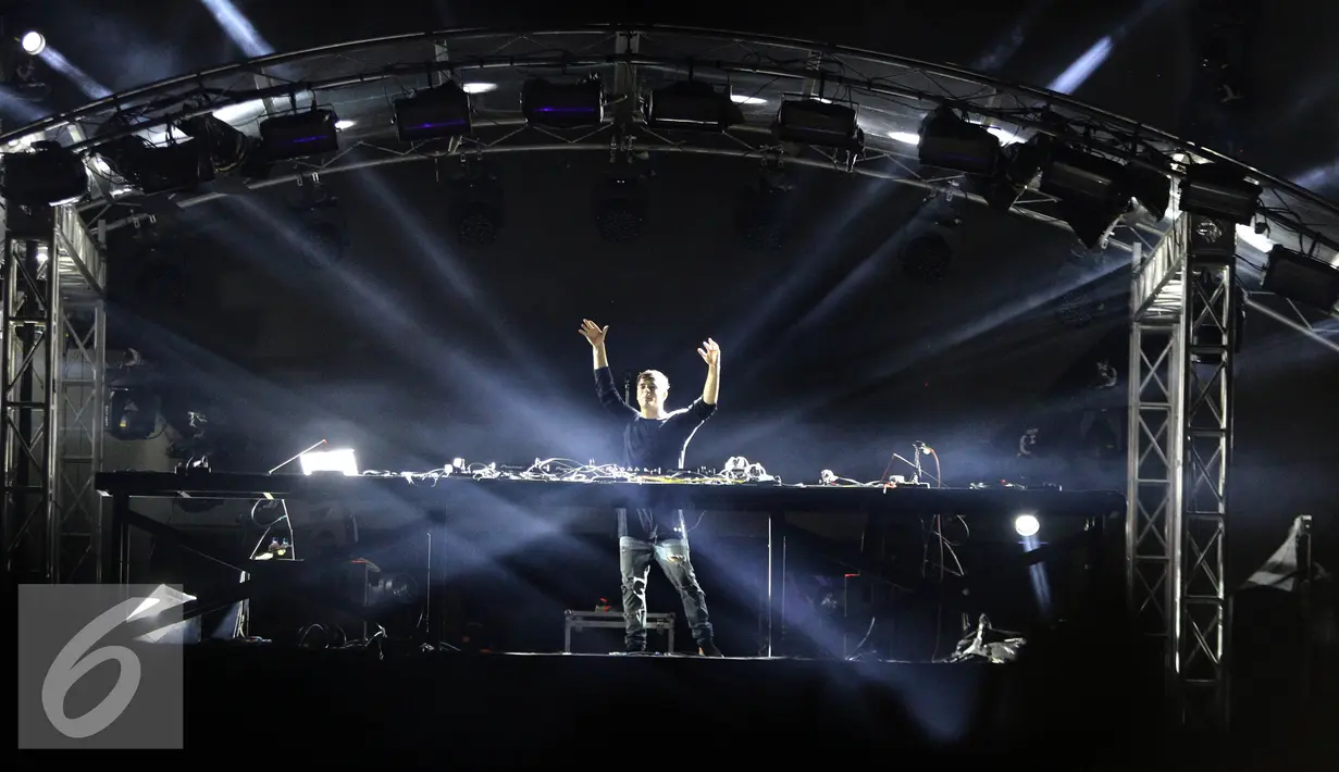 Penampilan DJ Martin Garrix saat acara festival musik Djakarta Warehouse Project (DWP) 2016 di Jiexpo Kemayoran, Jakarta, Jumat (10/12). Acara musik ini dimeriahkan sederet DJ ternama dari mancanegara. (Liputan6.com/Herman Zakharia)