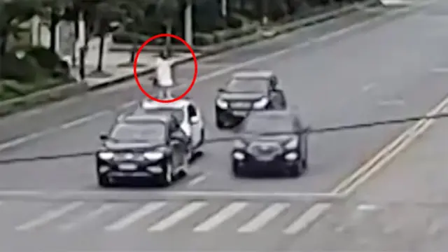 Dicuekin Usai Ribut dengan Suami, Wanita Ini Nekat Panjat Atap Mobil