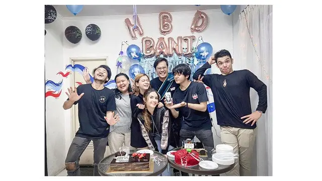 6 Potret Kejutan Ulang Tahun Arbani Yasiz ke-26, Ada Calon Mertua