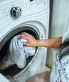 Cara mencuci yang tepat dapat membantu mempertahankan warna, bentuk, dan kualitas bahan pakaian agar tidak cepat rusak. (Foto/Dok: Pexels)