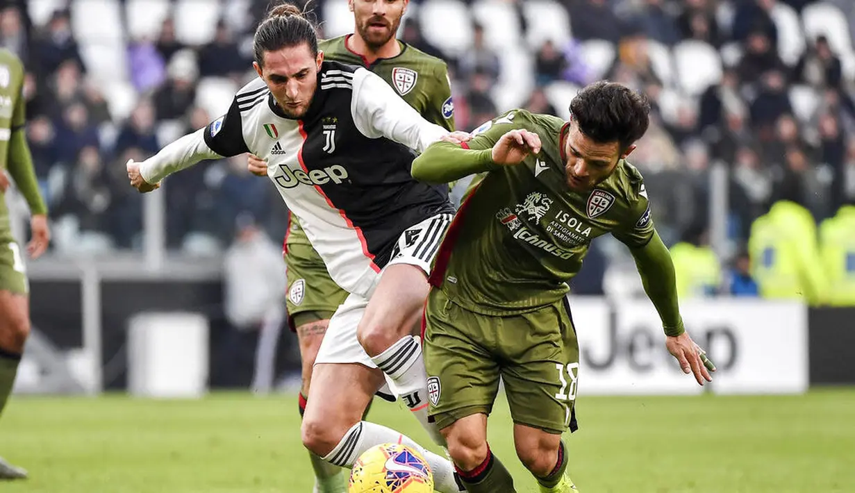 Gelandang Juventus, Adrien Rabiot, berebut bola dengan pemain Cagliari, Nahitan Nandez, pada laga Serie A di Stadion Juventus, Turin, Senin (6/1/2020). Juventus menang 4-0 atas Cagliari. (AP/Marco Alpozzi)