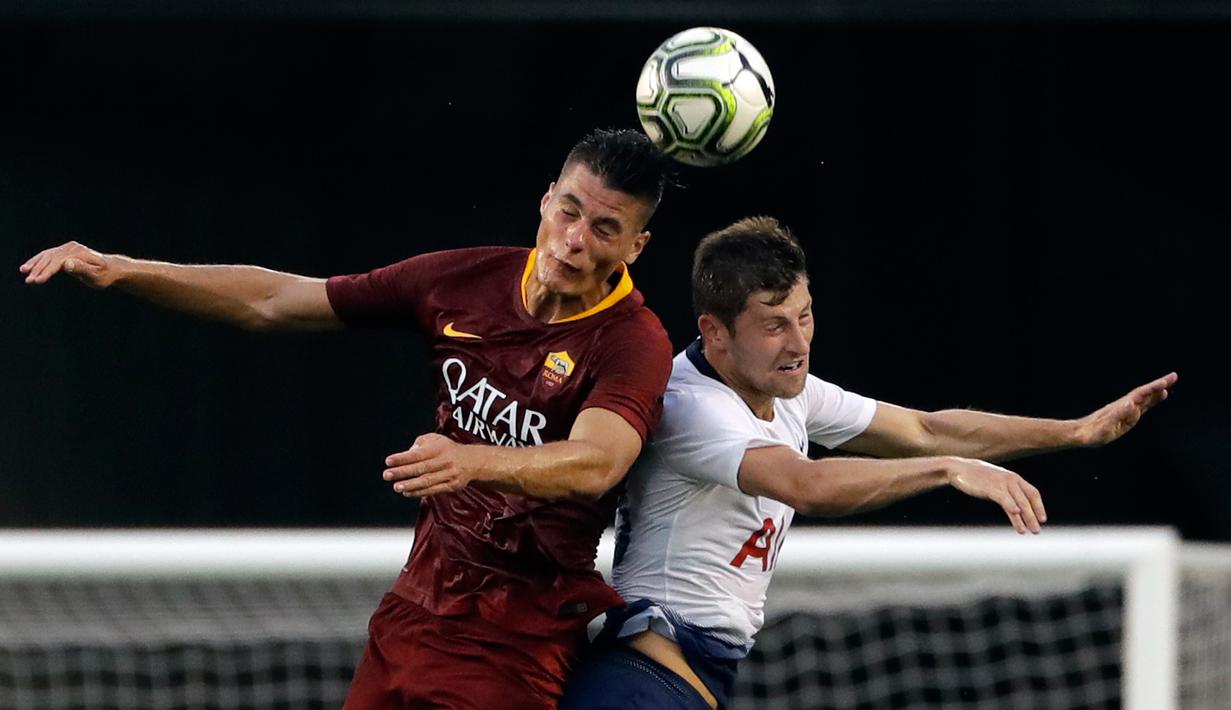 Gelandang AS Roma, Patrik Schick berebut bola udara dengan bek Tottenham Benjamin Davies saat bertanding pada pertandingan International Champions Cup di San Diego (25/7). Tottenham menang telak 4-1 atas Roma. (AP Photo/Gregory Bull)