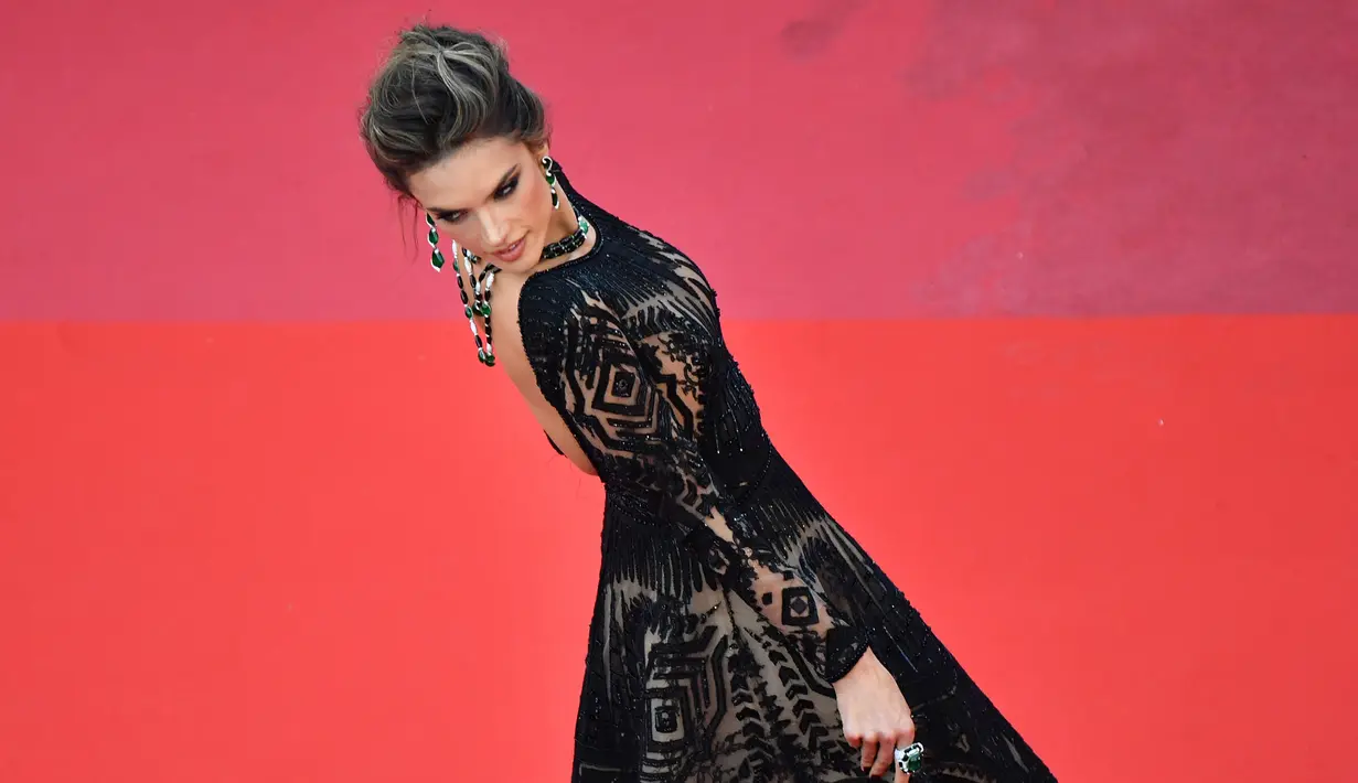Model Alessandra Ambrosio berjalan di karpet merah saat ia tiba menghadiri pemutaran film "BlacKkKlansman" selama Festival Film Cannes ke-71 di Prancis selatan (14/5). (AFP Photo/Alberto Pizzoli)