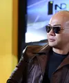 Belakangan ini masyarakat banyak yang memperbincangkan harga kenaikan rokok hingga dua kali lipat perbungkusnya. Lantas seperti apa pandangan presenter Deddy Corbuzier mengenai kenaikhan harga rokok tersebut. (Nurwahyunan/Bintang.com)