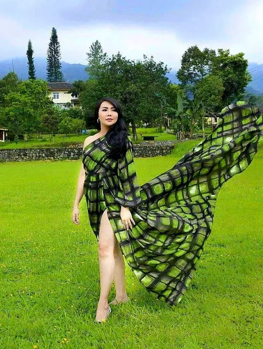 "Saya juga ngerasa anak-anak saya semakin mandiri semakin gede. Tapi yang cowok ini, mungkin karena anak bontot kali ya, umur 12 tapi kayak masih anak-anak banget masih manja," kata Tessa Kaunang di Studio Persari, Jakarta Selatan, Rabu (24/2/2021). (Instagram/tessakaunang_tuiit)