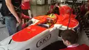 Tim Tekhnik Manor Marussiai sedang sibuk dibelakang mobil Pebalap Indonesia, Rio Haryanto pada sesi test drive ban Pirelli di Sirkuit Yas Marina, Abu Dhabi, Selasa (1/12/2015). (Photo/Rio Haryanto Media)