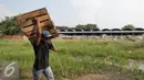 Sejumlah pedagang membantu petugas membersihkan lokasi yang nantinya akan dibangun sebagai pusat perkulakan, Jakarta, Jumat (2/9). Di targetkan pembangunan pusat perkulakan tersebut akan rampung pada Desember mendatang. (Liputan6.com/Yoppy Renato)