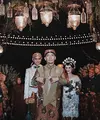 Rona bahagia masih dirasakan Mytha Lestari yang telah resmi dipersunting Barry Maheswara. Kebahagiaan Mytha terlihat dari unggahan foto-foto hari pernikahan mereka di akun Instagram pribadinya. (Instagram/mytha_lestari)