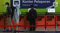 Calon penumpang Kereta Api Jarak Jauh mencetak tiket di Stasiun Gambir, Jakarta, Rabu (16/12/2020). 47 KA jarak jauh yang dioperasikan selama masa Nataru 2020/2021 terdiri dari, 22 KA dari Stasiun Gambir, 23 dari Stasiun Pasar Senen, dan dua dari Jakarta Kota. (Liputan6.com/Helmi Fithriansyah)