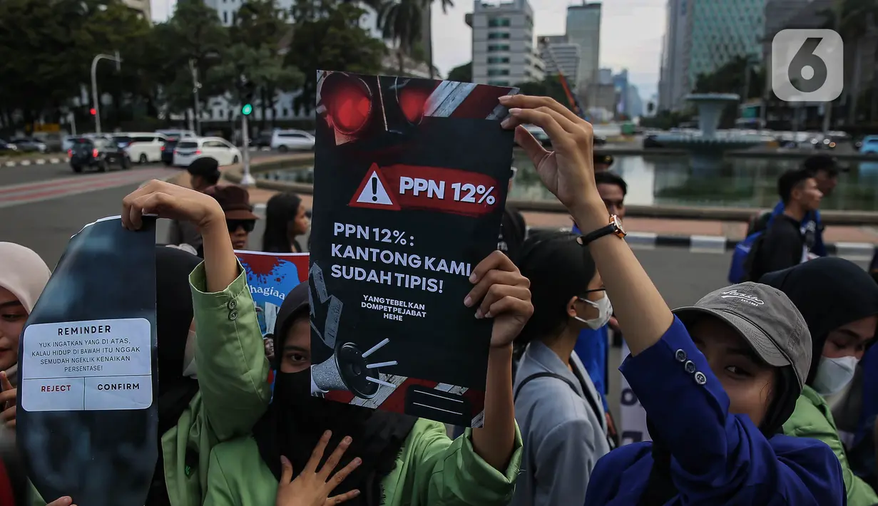 Mahasiswa yang tergabung dalam Alisansi Badan Eksekutif Mahasiswa (BEM) Seluruh Indonesia Kerakyatan berunjuk rasa menolak kenaikan tarif PPN 12 persen di kawasan Patung Kuda, Jakarta, Kamis (26/12/2024). (Liputan6.com/Angga Yuniar)