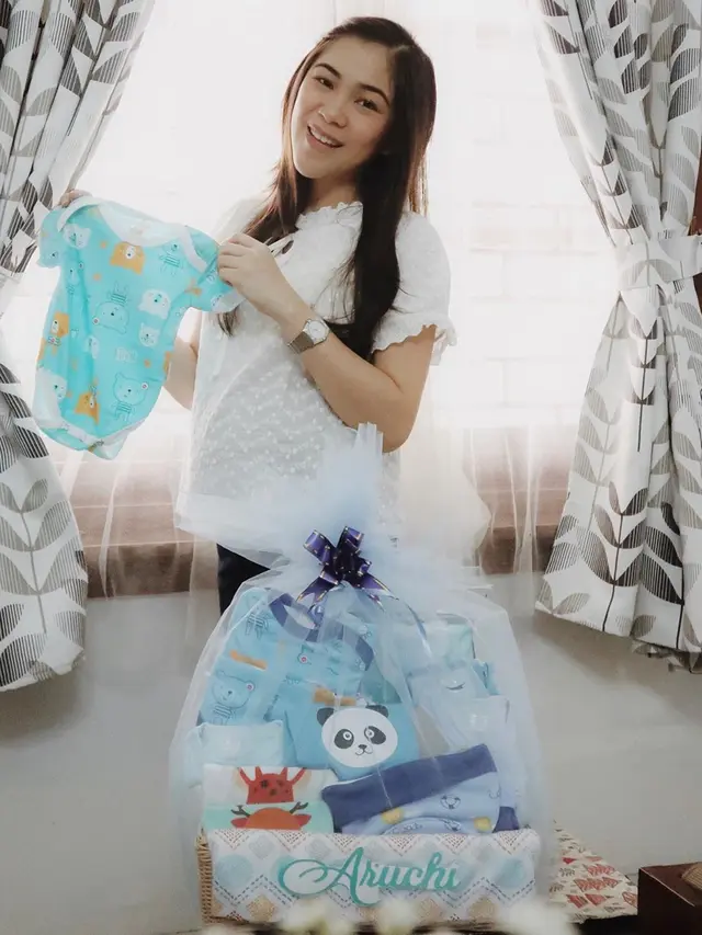 5 Pesona Christy Cherrybelle Pamer Baby Bump, Masih Terlihat Imut