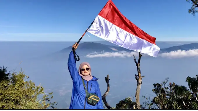 Mengibarkan bendera merah putih di Puncak Cikuray
