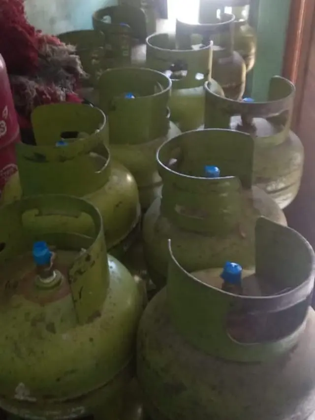 Beberapa tumpukan gas melon siap pakai, nampak tersedia di beberapa kios warung milik warga di wilayah Garut, Jawa Barat