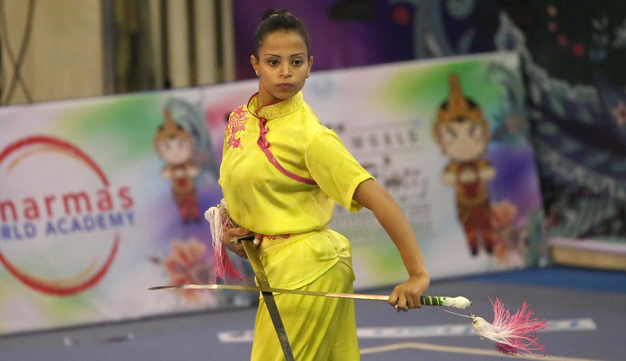 Atlet Wushu asal Mesir, Hager Mohamed Farahat saat beraksi, pada Kejuaraan Dunia Wushu 2015 di Istora Senayan, Jakarta, Minggu(15/11/2015). (Bola.com/Nicklas Hanoatubun)