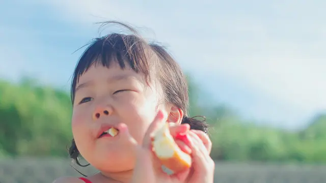 Anak makan buah