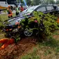 Mobil derek menarik mobil Innova yang terbalik di KM 208 Tol Palikanci (Palimanan-Kanci), Jawa Barat, Rabu (21/6). Sopir mobil bernopol B 2247 TKL itu diduga mengantuk dan membanting setir hingga mengakibatkan mobil terbalik. (Liputan6.com/Gempur M Surya)