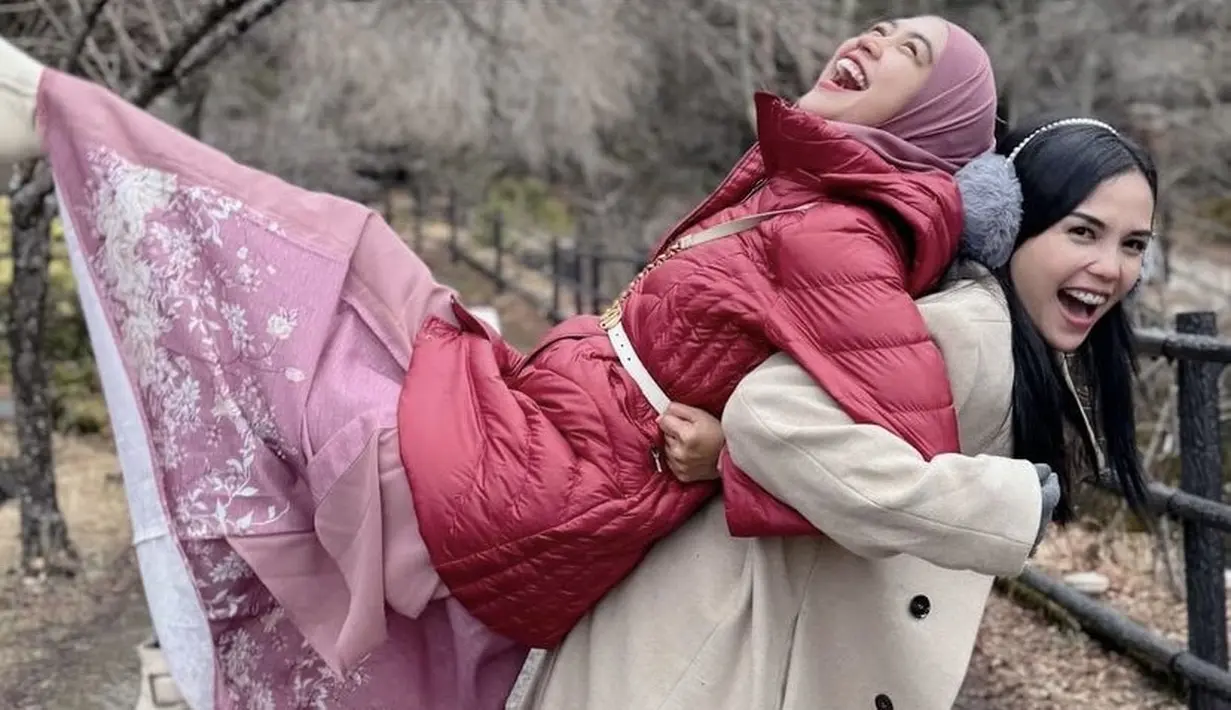 Adik dari Oki Setiana Dewi ini tampil serba pink dengan dress panjang dan padding jaketnya. Bahkan kerudungnya. [@riaricis1795]