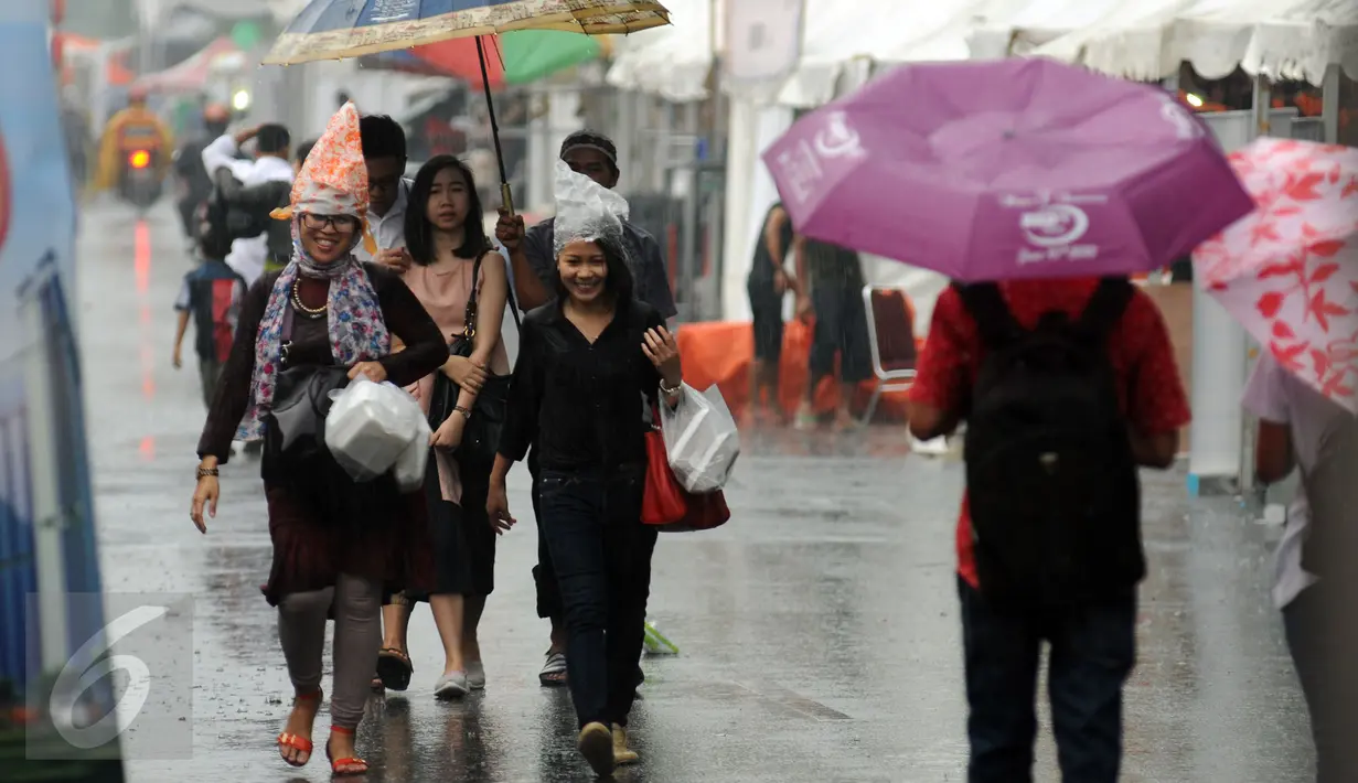 Seorang anak bermain sepeda di antara ratusan pengunjung yang memadati Festival Kemang di Jalan Kemang Raya, Jakarta (7/11/2015). Ratusan stand yang menjual berbagai berjejer di sepanjang jalan Kemang Raya. (Liputan6.com/Helmi Fithriansyah)