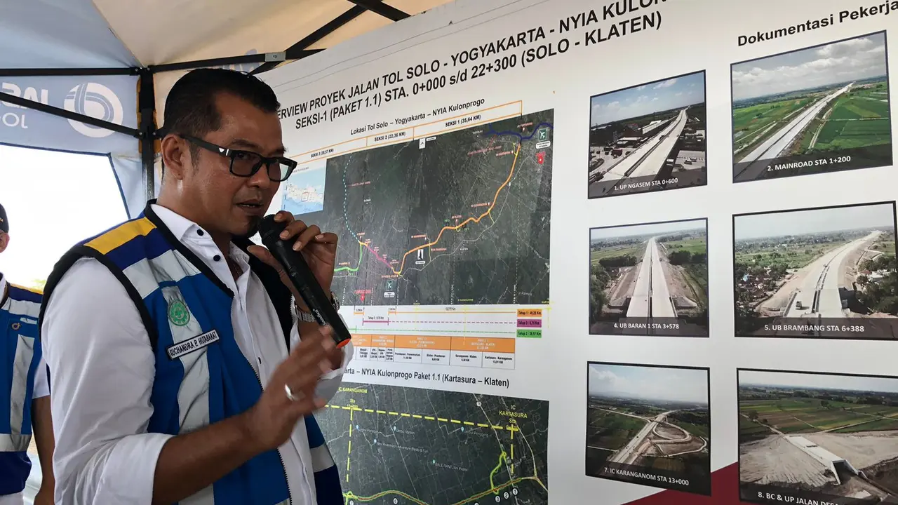 Direktur Utama PT Jasamarga Jogja Solo (JMJ) Suchandra Hutabarat dalam pengecekan Jalan Tol Solo-Yogyakarta-YIA Kulonprogo, di Solo, Rabu (20/12/2023). (Tira/Liputan6.com)