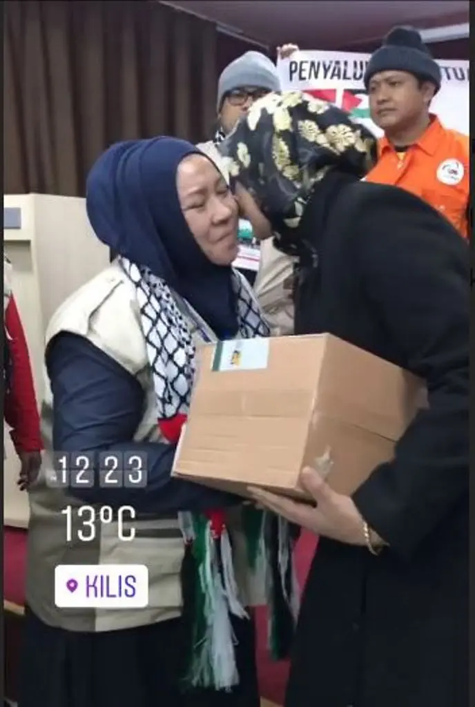 Melly Goeslaw memberikan langsung sumbangan pada masyarakat Palestina (Foto: Instagram)